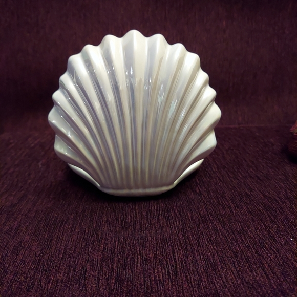 Clam shell 3 wick candle holder by bath and body works - Picture 2 of 4